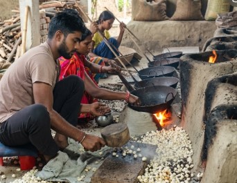 Phase 5: Artisanal wooden mallet manual popping of Makhana
